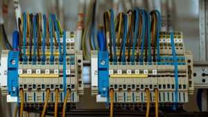 Elektricien inspecteert elektrische installaties voor veiligheid en onderhoud volgens NEN 3140 norm