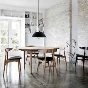 Home Ronde eettafel van eikenhout met moderne afwerking in een gezellige eetkamer