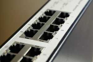Home Gezin dat een verlengsnoer gebruikt voor elektrische apparaten in huis