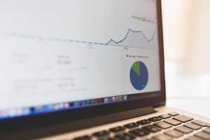 Infographic over Domain Authority met schaal van 1 tot 100, voorbeelden van scores en impact op SEO-ranking