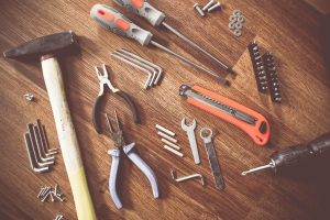 Inclusieve woning met toegankelijke ingang en diverse designelementen die diversiteit en inclusiviteit uitstralen