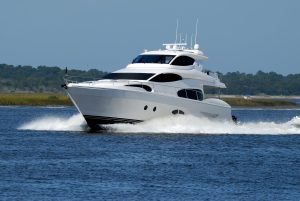 Home Moderne aluminium jacht met gestroomlijnde design op het water, demonstrerend lichtgewicht constructie en duurzame eigenschap