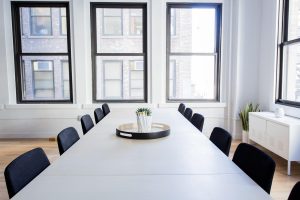 Ergonomische werkplek voor prettige werksfeer op kantoor met goede verlichting en comfortabele bureaustoel