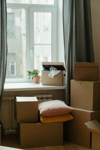 Home Personen die dozen inpakken bij het regelen van verhuizing naar nieuwe woning