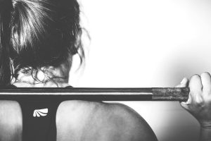 Infographic over onderdelen van een gebalanceerde sportroutine met cardio, krachttraining en flexibiliteitsoefeningen