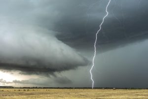 Stevige brievenbus beschermd tegen storm met afdekking en goede bevestiging