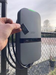 Home Peblar laadpaal voor thuis installeren van Nederlandse makelij voor slim laden op oprit