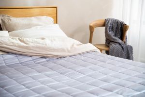 Home Boxspring met opbergruimte toont hydraulisch systeem voor gemakkelijke toegang tot opslagruimte onder het bed
