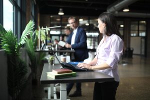 Ahrend 230 bureaustoel met verstelbare armleuningen en ergonomische lendensteun voor gezonde zithouding