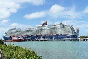 Caribische cruise drijvend hotel met turquoise water, witte stranden en luxe entertainment aan boord