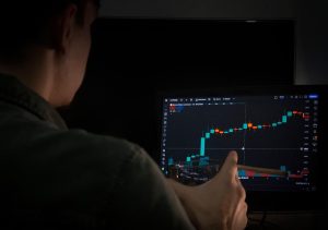 Illustratie met persoon over crypto staking en passief inkomen genereren in blockchain-netwerken