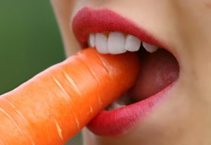 Tandarts in Zaandam voert preventieve mondonderzoek uit voor bewuste mondzorg en gezonde tandenbehandeling