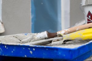 Renovlies laten behangen geeft je muren een strakke, naadloze afwerking zonder oneffenheden